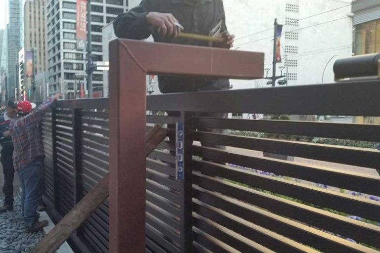 Houston fence gate project being completed in 77002.